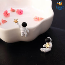 Load image into Gallery viewer, Astronaut Star Ear Studs